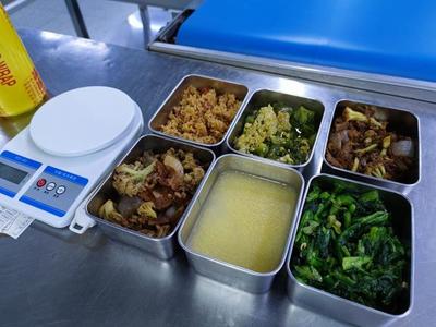 硬核配餐 一小時下線兩千斤米飯，鄭州企業(yè)以“媽媽的味道”打造餐飲管理新標桿